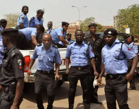 Security operatives arrest 30 suspected Yahoo boys in Anambra