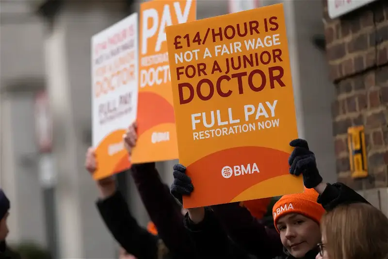 Doctors in England commence strike over pay