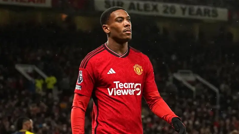 Manchester United’s Martial out for 10 weeks