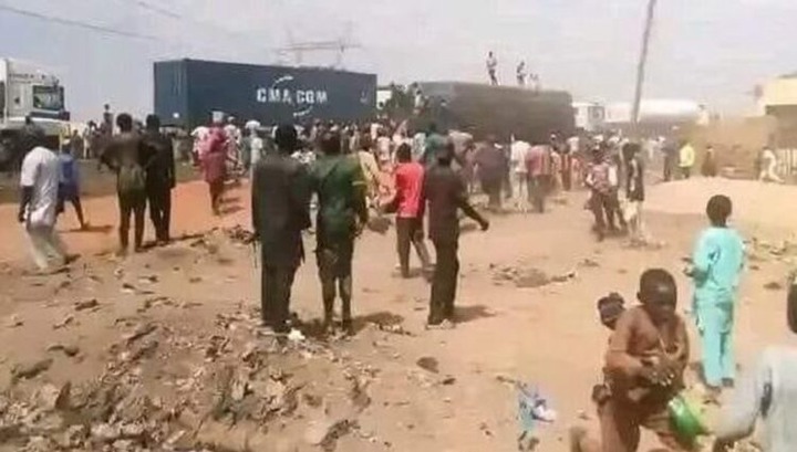 Hungry Nigerians Loot Trailer Load Of Spaghetti