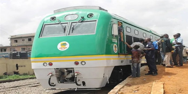 JUST IN: FG flags off P’Harcourt-Aba train service